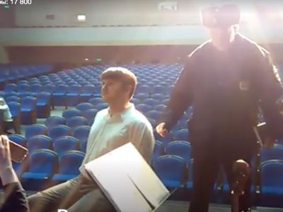 Задержание Андрея Осипова в Чебоксарах, Фото: meduza.io Задержание Андрея Осипова в Чебоксарах, Фото: meduza.io