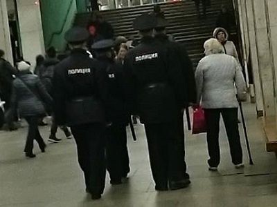 Служащие нацгвардии в московском метро. Фото www.facebook.com/roman.popkov.56 Служащие нацгвардии в московском метро. Фото www.facebook.com/roman.popkov.56
