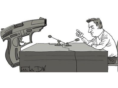 Дебаты Гиркин - Навальный (карикатура С.Елкина). Источники - dw.com, www.facebook.com/sergey.elkin1 Дебаты Гиркин - Навальный (карикатура С.Елкина). Источники - dw.com, www.facebook.com/sergey.elkin1