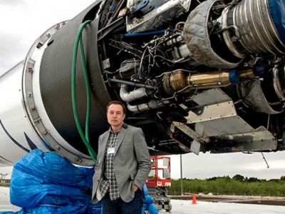 Илон Маск на фоне ракеты. Источник - dijitalportal.com Илон Маск на фоне ракеты. Источник - dijitalportal.com