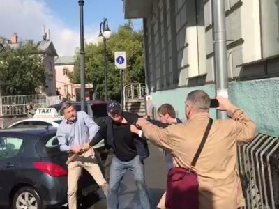 Эпизод драки у дома Немцова с членами SERB, 14.7.17. Фото: mstrok.ru Эпизод драки у дома Немцова с членами SERB, 14.7.17. Фото: mstrok.ru