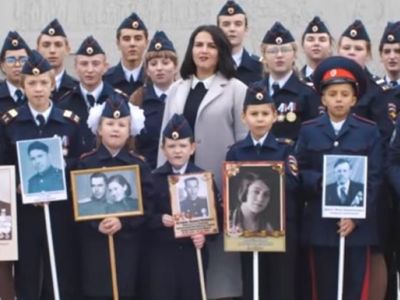 Депутат ГД А.Кувычко и дети в ролике "Дядя Вова, мы с тобой". Скрин видео, источник - kor.ill.in.ua Депутат ГД А.Кувычко и дети в ролике "Дядя Вова, мы с тобой". Скрин видео, источник - kor.ill.in.ua