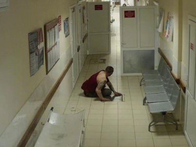 Пациент в смоленской больнице на полу. Фото: 360tv.ru Пациент в смоленской больнице на полу. Фото: 360tv.ru