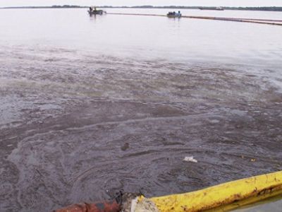 Масляное пятно на Волге. Фото: ria.ru Масляное пятно на Волге. Фото: ria.ru