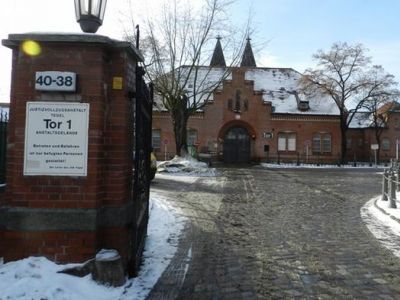 Главные ворота тюрьмы Тегель (Берлин). Источник - dw.com Главные ворота тюрьмы Тегель (Берлин). Источник - dw.com