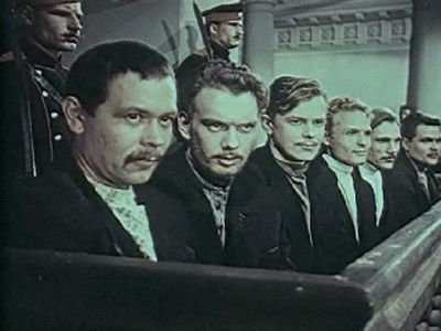 Суд над участниками маевки, к/ф "Мать" (1955). Источник - m.kino-teatr.ru Суд над участниками маевки, к/ф "Мать" (1955). Источник - m.kino-teatr.ru