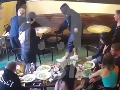 Драка футболистов Кокорина и Мамаева с чиновниками. Скрин видео: t.me/breakingmash/8103 Драка футболистов Кокорина и Мамаева с чиновниками. Скрин видео: t.me/breakingmash/8103