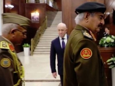 Евгений Пригожин на переговорах с ливийским маршалом Хафтаром. Скриншот: www.youtube.com/watch?v=kU9TgMTniww Евгений Пригожин на переговорах с ливийским маршалом Хафтаром. Скриншот: www.youtube.com/watch?v=kU9TgMTniww