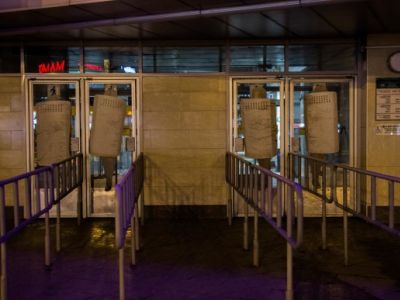 Висящие омоновцы на станции "Пионерская" Висящие омоновцы на станции "Пионерская"