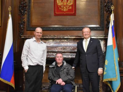 Чарльз Роули, его брат Мэтью Роули и посол РФ в Великобритании Александр Яковенко (слева направо). Фото: Илья Дмитрячев/ТАСС Чарльз Роули, его брат Мэтью Роули и посол РФ в Великобритании Александр Яковенко (слева направо). Фото: Илья Дмитрячев/ТАСС