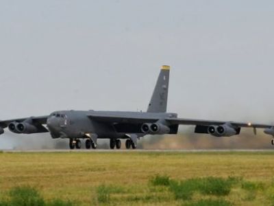 Тяжелый бомбардировщик B-52 Stratofortress осуществляет взлет в 2014 году. Фото: Anania Tekurio / strategypage.com Тяжелый бомбардировщик B-52 Stratofortress осуществляет взлет в 2014 году. Фото: Anania Tekurio / strategypage.com