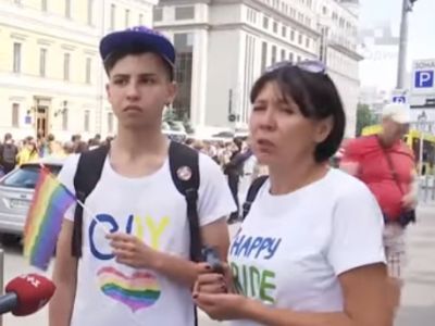 Марш равенства в Киеве, 23.6.19; Анжела Калинина и ее сын. Скрин видео ТСН: https://www.youtube.com/watch?v=0PxrR8b0P64 Марш равенства в Киеве, 23.6.19; Анжела Калинина и ее сын. Скрин видео ТСН: https://www.youtube.com/watch?v=0PxrR8b0P64