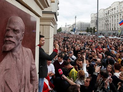 Илья Яшин с активистами на митинге в Москве 14 июля 2019 года. Фото: Reuters Илья Яшин с активистами на митинге в Москве 14 июля 2019 года. Фото: Reuters