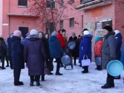 Флешмоб "Хотим баню". Фото: Марина Садчикова, Каспаров.Ru Флешмоб "Хотим баню". Фото: Марина Садчикова, Каспаров.Ru