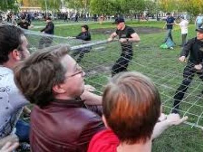 Противостояние защитников и противников строительства храма. ТАСС / Донат Сорокин Противостояние защитников и противников строительства храма. ТАСС / Донат Сорокин