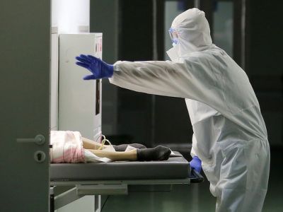 Сотрудник больницы в коридоре госпиталя COVID-19 на базе Городской клинической больницы № 1 им. Н.И. Пирогова. Фото: Сергей Карпухин/ТАСС Сотрудник больницы в коридоре госпиталя COVID-19 на базе Городской клинической больницы № 1 им. Н.И. Пирогова. Фото: Сергей Карпухин/ТАСС