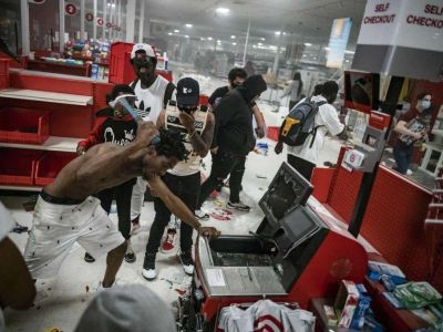 Погромщики в Миннеаполисе, май 2020. Фото: Star Tribune / AP / Scanpix / LETA Погромщики в Миннеаполисе, май 2020. Фото: Star Tribune / AP / Scanpix / LETA
