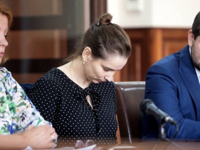 Врач-неонатолог Элина Сушкевич (в центре), обвиняемая в убийстве младенца, во время заседания Калининградского областного суда. Фото: Александр Подгорчук/Коммерсант Врач-неонатолог Элина Сушкевич (в центре), обвиняемая в убийстве младенца, во время заседания Калининградского областного суда. Фото: Александр Подгорчук/Коммерсант