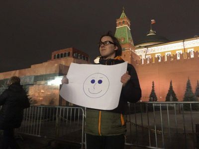 Плакат со смайлом. Фото: Бессрочный протест Плакат со смайлом. Фото: Бессрочный протест