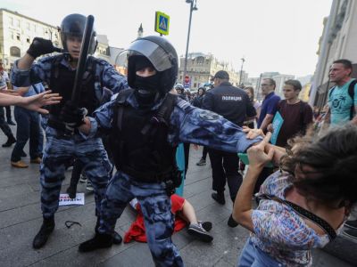 Задержания во время протестной акции 27 июля в Москве. Фото: Антон Сергиенко / RFE/RL Задержания во время протестной акции 27 июля в Москве. Фото: Антон Сергиенко / RFE/RL