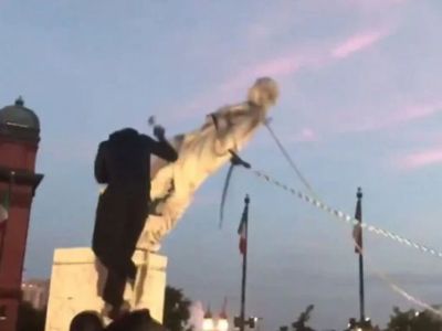 Бандиты в Балтиморе сносят памятник Колумбу, 04.07.2020. Фото: news-front.info Бандиты в Балтиморе сносят памятник Колумбу, 04.07.2020. Фото: news-front.info