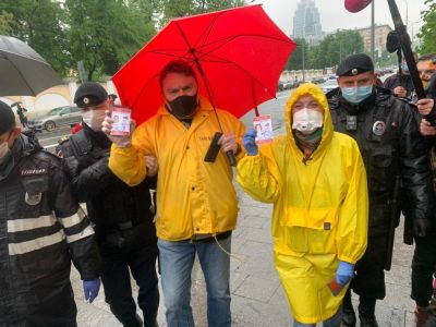 Задержание журналистов "Эха Москвы" Александра Плющева (слева) и Татьяны Фельгенгауэр (справа). Фото: Юлия Минеева / "Новая газета" Задержание журналистов "Эха Москвы" Александра Плющева (слева) и Татьяны Фельгенгауэр (справа). Фото: Юлия Минеева / "Новая газета"