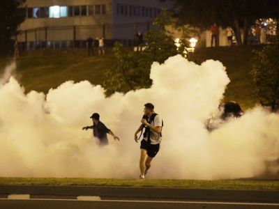 Демонстранты убегают от полиции во время акций против результатов президентских выборов в Беларуси. Минск 9 августа 2020 год. Фото: Сергей Гриц / AP Демонстранты убегают от полиции во время акций против результатов президентских выборов в Беларуси. Минск 9 августа 2020 год. Фото: Сергей Гриц / AP