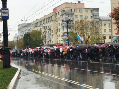 Шествие в Хабаровске в поддержку экс-губернатора Сергея Фургала 3 октября 2020 года. Фото: vk.com/habtv Шествие в Хабаровске в поддержку экс-губернатора Сергея Фургала 3 октября 2020 года. Фото: vk.com/habtv