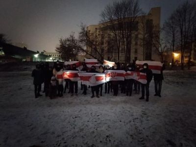 Минск, вечерняя районная акция протеста, 13.12.2020. Фото: www.facebook.com/azgatter Минск, вечерняя районная акция протеста, 13.12.2020. Фото: www.facebook.com/azgatter