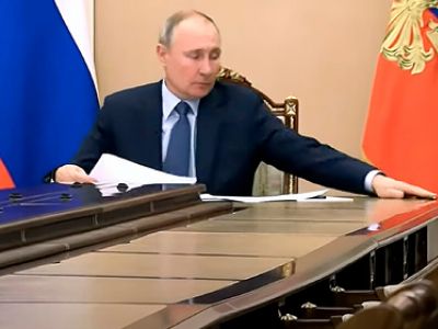 Путин ловит ручку. Фото: "Россия 24" / YouTube Путин ловит ручку. Фото: "Россия 24" / YouTube