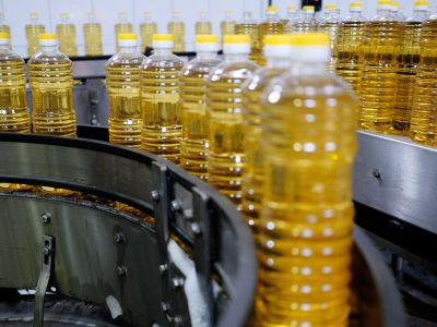 Линия разлива и фасовки подсолнечного масла на ООО "Лабинский маслоэкстракционный завод" в Краснодарском крае. Фото: Николай Хижняк / РИА Новости Линия разлива и фасовки подсолнечного масла на ООО "Лабинский маслоэкстракционный завод" в Краснодарском крае. Фото: Николай Хижняк / РИА Новости