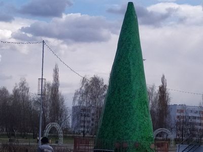 Арт-объект "Новогодняя елка". Фото: Екатерина Пиф, Каспаров.Ru Арт-объект "Новогодняя елка". Фото: Екатерина Пиф, Каспаров.Ru