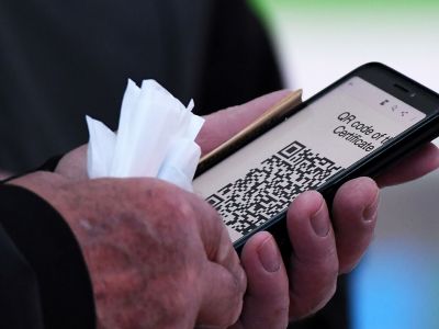 Посетитель предъявляет QR-код на входе в торговый центр "Горки Парк" в Казани. Фото: Максим Богодвид / РИА Новости Посетитель предъявляет QR-код на входе в торговый центр "Горки Парк" в Казани. Фото: Максим Богодвид / РИА Новости