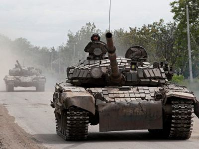 Танки пророссийских войск едут по улице в городе Попасная Луганской области, Украина, 26 мая 2022 года. Фото: Alexander Ermochenko / Reuters Танки пророссийских войск едут по улице в городе Попасная Луганской области, Украина, 26 мая 2022 года. Фото: Alexander Ermochenko / Reuters