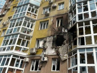 Беспилотник врезался в жилой дом. Фото: РИА "Новости" Беспилотник врезался в жилой дом. Фото: РИА "Новости"