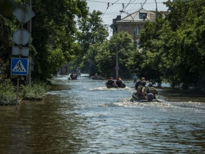 Украинские спасатели, военные и волонтеры эвакуируют жителей города из зоны затопления. Фото: Vladyslav Musiienko / Reuters Украинские спасатели, военные и волонтеры эвакуируют жителей города из зоны затопления. Фото: Vladyslav Musiienko / Reuters