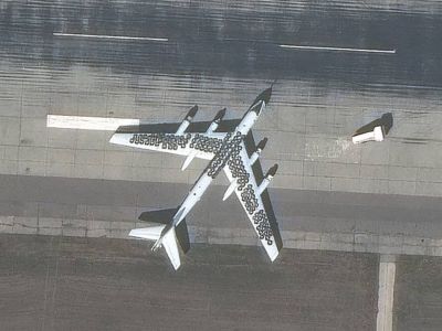 Самолет Ту-95, "защищенный" автопокрышками. Фото: MAXAR / CNN Самолет Ту-95, "защищенный" автопокрышками. Фото: MAXAR / CNN