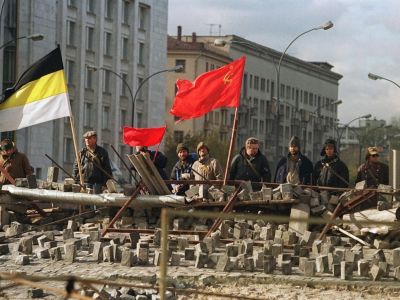 Баррикада у "Белого дома", окт. 1993. Фото: t.me/vshumilin Баррикада у "Белого дома", окт. 1993. Фото: t.me/vshumilin