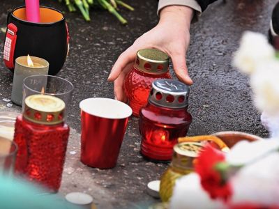 Народный мемориал у "Крокус Сити Холла", 24.03.24. Фото: "Коммерстантъ" Народный мемориал у "Крокус Сити Холла", 24.03.24. Фото: "Коммерстантъ"