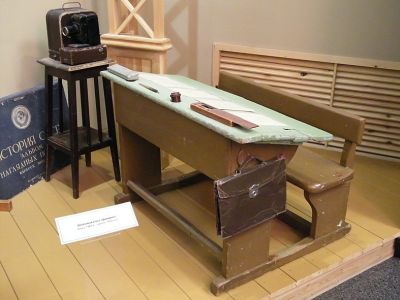Школьная парта 1940-50-х годов в хабаровском краевом музее им. Н.И.Гродекова. Фото: ru.wikipedia.org Школьная парта 1940-50-х годов в хабаровском краевом музее им. Н.И.Гродекова. Фото: ru.wikipedia.org