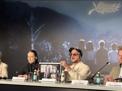 Кирилл Серебренников держит в руках фотографию Жени Беркович и Светланы Петрийчук на пресс-конференции Каннского фестиваля. Фото: Денис Катаев / RFI Кирилл Серебренников держит в руках фотографию Жени Беркович и Светланы Петрийчук на пресс-конференции Каннского фестиваля. Фото: Денис Катаев / RFI