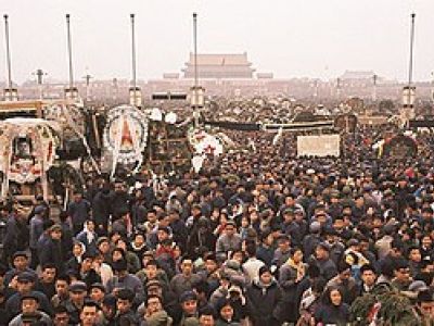 Протестная демонстрация на площади Тяньаньмэнь в праздник Цинмин, 4.04.1976. Фото: en.wikipedia.org Протестная демонстрация на площади Тяньаньмэнь в праздник Цинмин, 4.04.1976. Фото: en.wikipedia.org