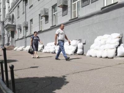 Здание мэрии с подвальными окнами, защищенными мешками с песком, Курск, 16.08.24. Фото: AFP Здание мэрии с подвальными окнами, защищенными мешками с песком, Курск, 16.08.24. Фото: AFP