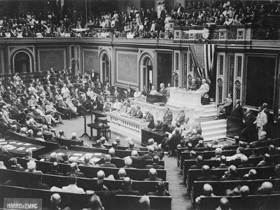 Вудро Вильсон обращается к Конгрессу США с вопросом об объявлении войны Германии, 1917. Фото: ru.wikipedia.org Вудро Вильсон обращается к Конгрессу США с вопросом об объявлении войны Германии, 1917. Фото: ru.wikipedia.org