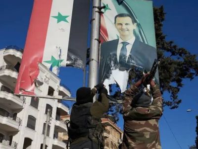 Ликвидация плакатов с портретами Башара Асада. Фото: t.me/buyanTime Ликвидация плакатов с портретами Башара Асада. Фото: t.me/buyanTime