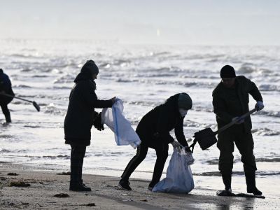 Волонтеры собирают мазут на берегу Анапы. Фото: Алексей Майшев / РИА Новости Волонтеры собирают мазут на берегу Анапы. Фото: Алексей Майшев / РИА Новости