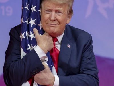 Дональд Трамп с флагом США. Фото: t.me/ghostoftheeconomy Дональд Трамп с флагом США. Фото: t.me/ghostoftheeconomy