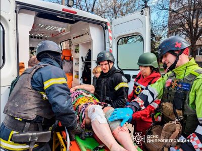 Спасатели госпитализируют раненую в результате российского ракетного удара по Кривому Рогу женщину, 29 марта 2025 год. Фото: ГСЧС Украины
