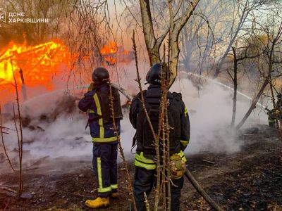 Cпасатели ликвидируют пожар, вызванный российским обстрелом села Хотимля Харьковской области. Фото: ГСЧС Украины