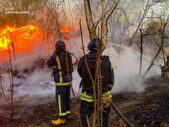 Cпасатели ликвидируют пожар, вызванный российским обстрелом села Хотимля Харьковской области. Фото: ГСЧС Украины